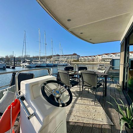 Exklusives Ostsee-Hausboot, Kueche Mit Spueler, Tv, Grosse Sonnenterrasse, 3X Kostenfreie Kfz-Parkplaetze, Klimaanlage, Bis Zu 6 Personen, 2X Baeder, Waschmaschine Boltenhagen  Luaran gambar