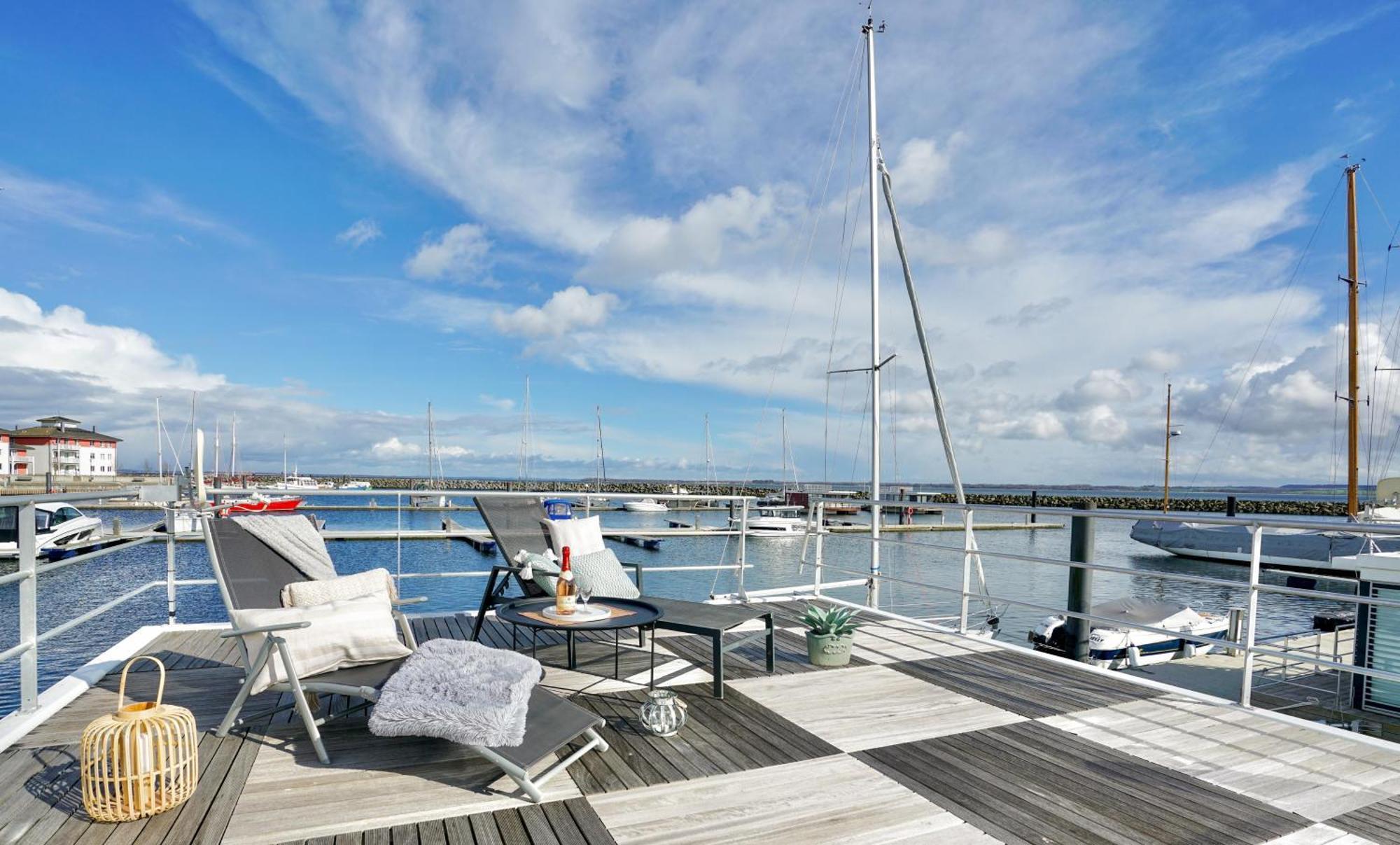 Exklusives Ostsee-Hausboot, Kueche Mit Spueler, Tv, Grosse Sonnenterrasse, 3X Kostenfreie Kfz-Parkplaetze, Klimaanlage, Bis Zu 6 Personen, 2X Baeder, Waschmaschine Boltenhagen  Luaran gambar
