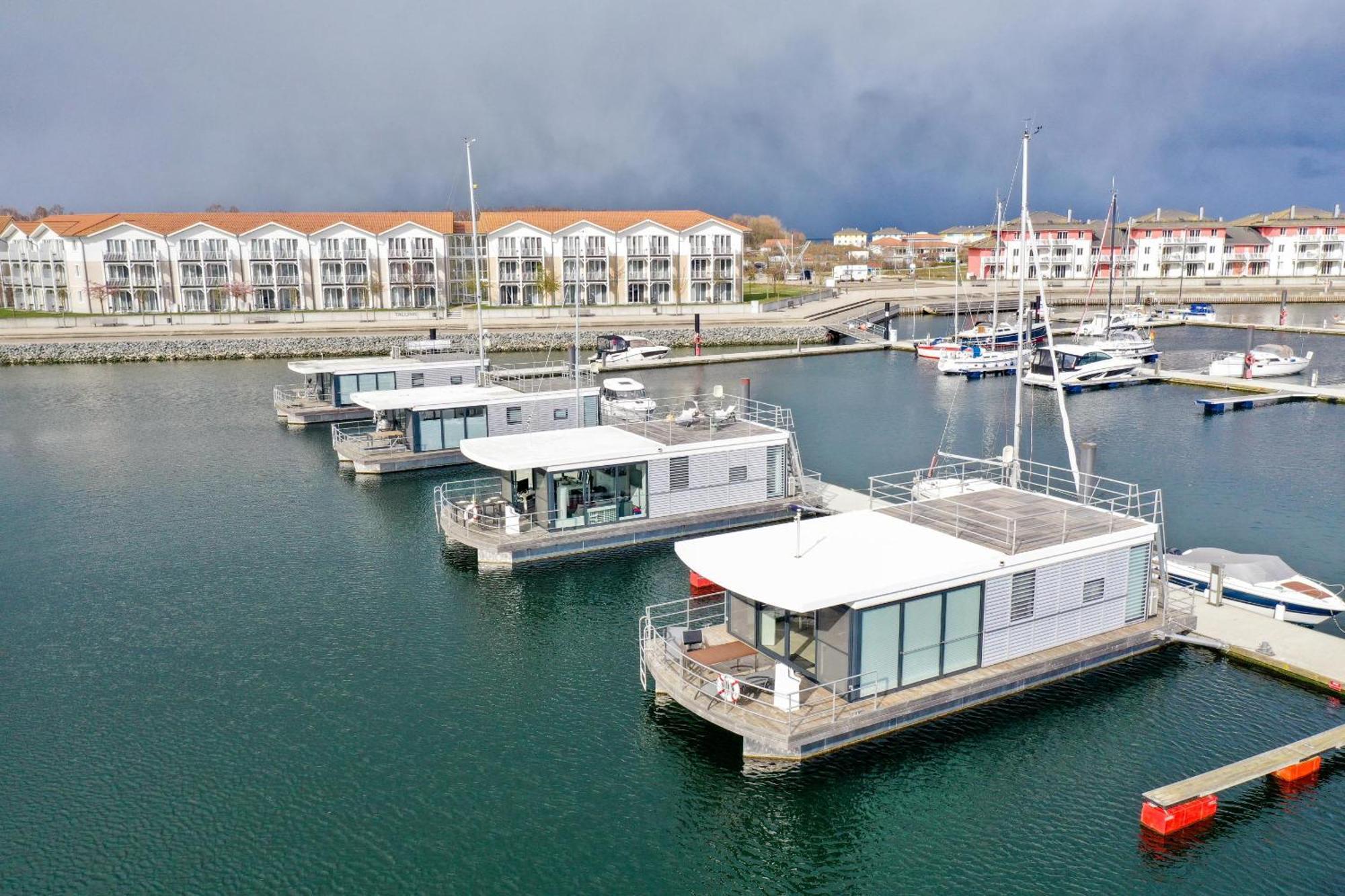 Exklusives Ostsee-Hausboot, Kueche Mit Spueler, Tv, Grosse Sonnenterrasse, 3X Kostenfreie Kfz-Parkplaetze, Klimaanlage, Bis Zu 6 Personen, 2X Baeder, Waschmaschine Boltenhagen  Luaran gambar