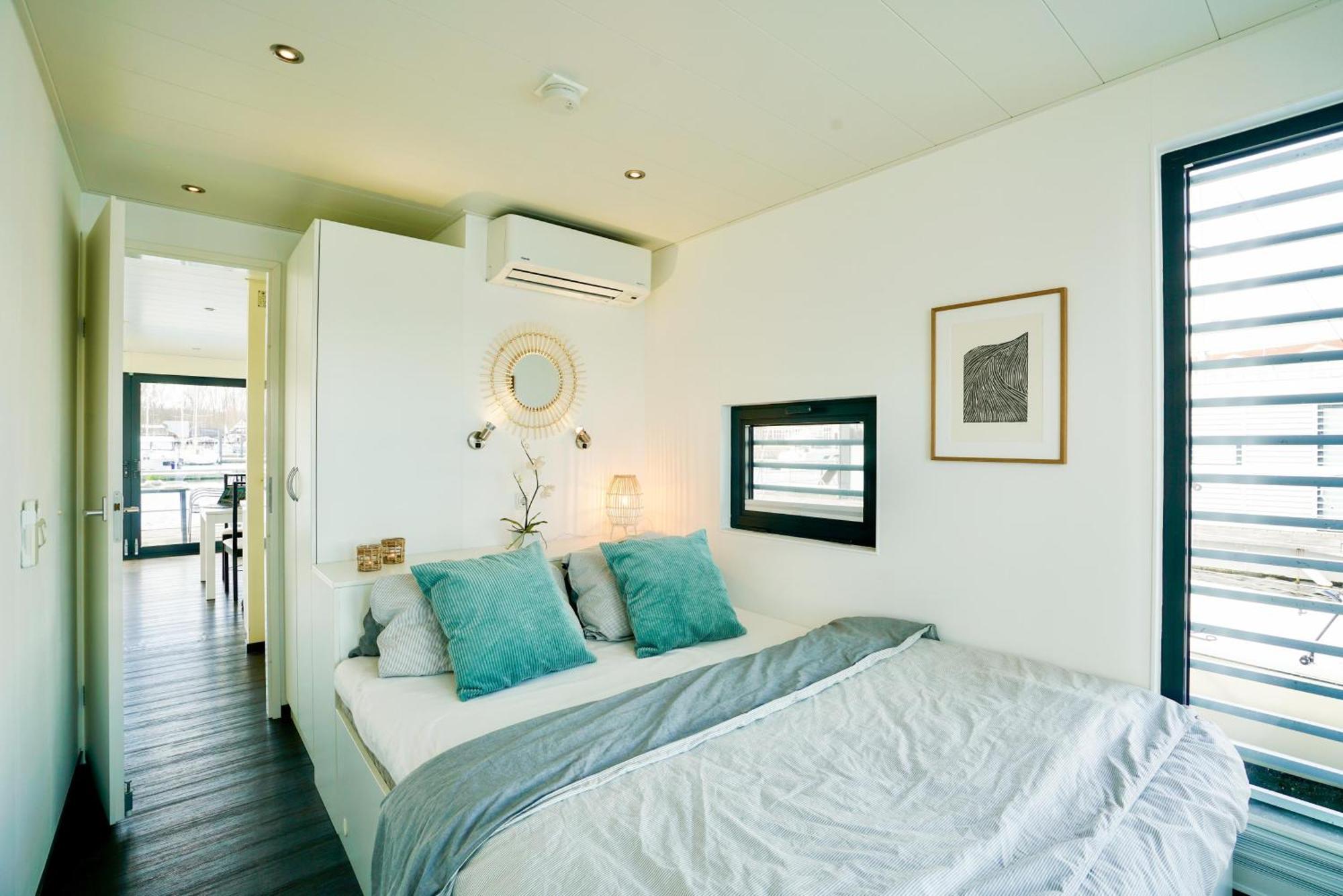 Exklusives Ostsee-Hausboot, Kueche Mit Spueler, Tv, Grosse Sonnenterrasse, 3X Kostenfreie Kfz-Parkplaetze, Klimaanlage, Bis Zu 6 Personen, 2X Baeder, Waschmaschine Boltenhagen  Luaran gambar