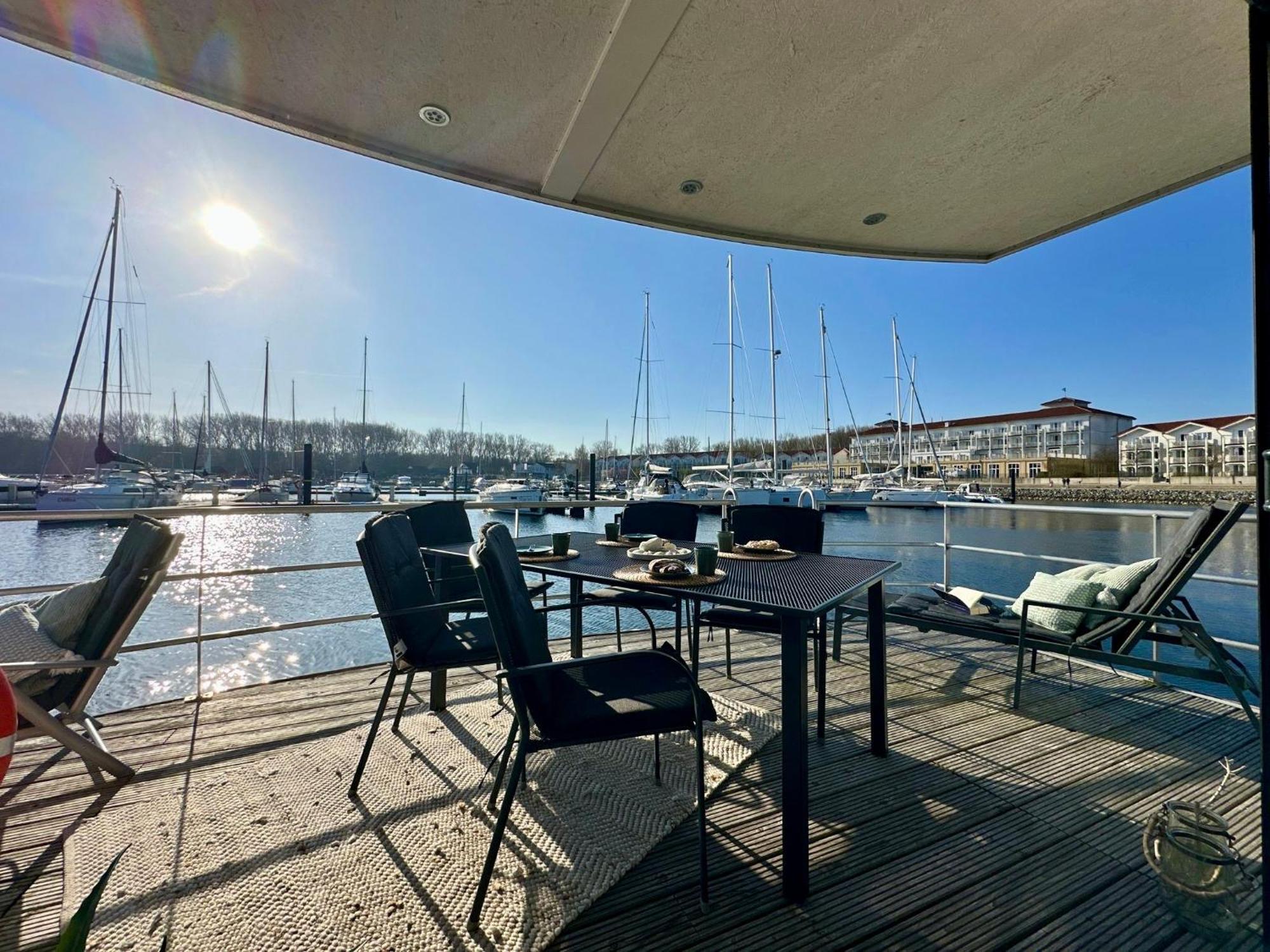 Exklusives Ostsee-Hausboot, Kueche Mit Spueler, Tv, Grosse Sonnenterrasse, 3X Kostenfreie Kfz-Parkplaetze, Klimaanlage, Bis Zu 6 Personen, 2X Baeder, Waschmaschine Boltenhagen  Luaran gambar