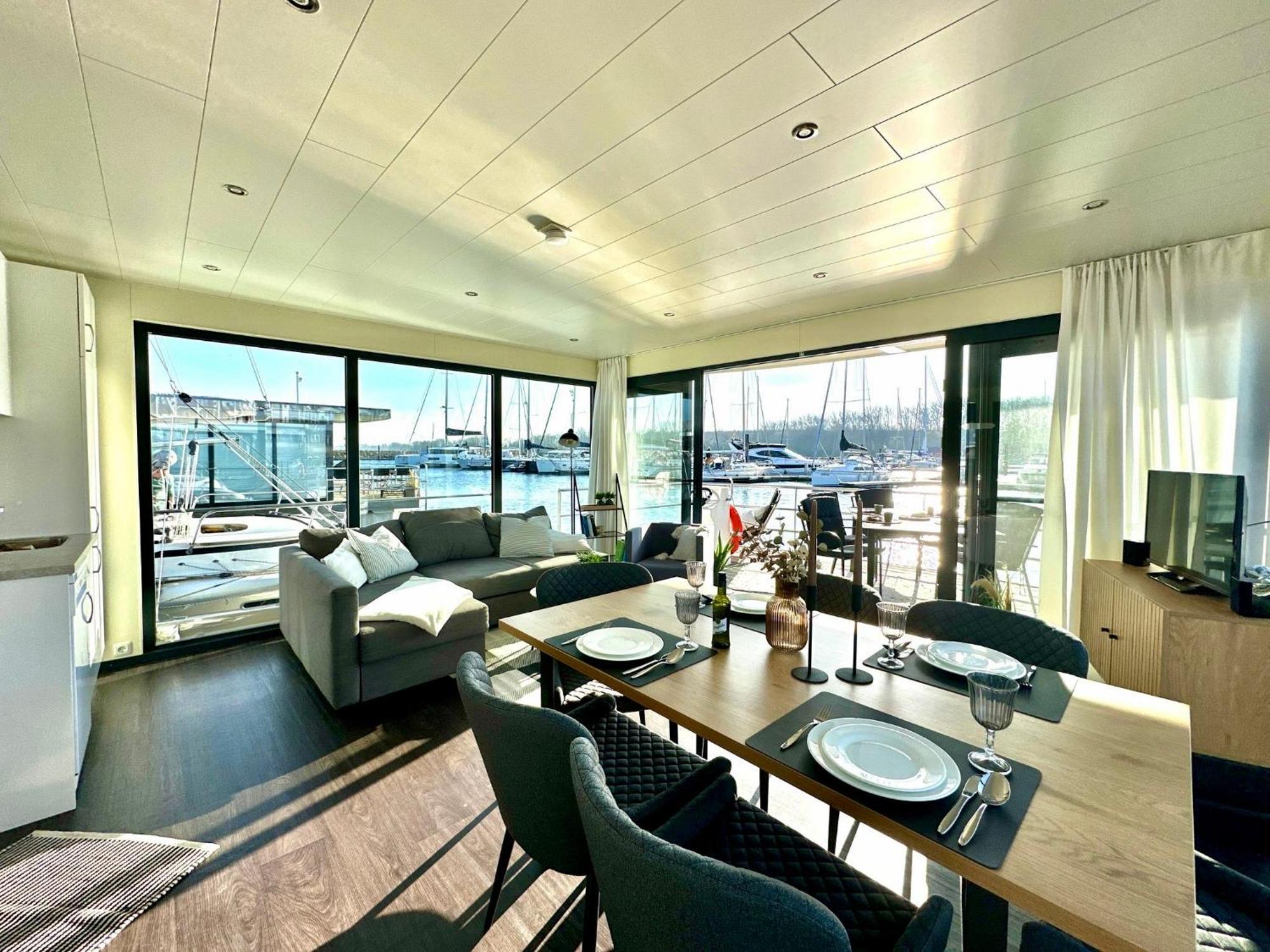 Exklusives Ostsee-Hausboot, Kueche Mit Spueler, Tv, Grosse Sonnenterrasse, 3X Kostenfreie Kfz-Parkplaetze, Klimaanlage, Bis Zu 6 Personen, 2X Baeder, Waschmaschine Boltenhagen  Luaran gambar